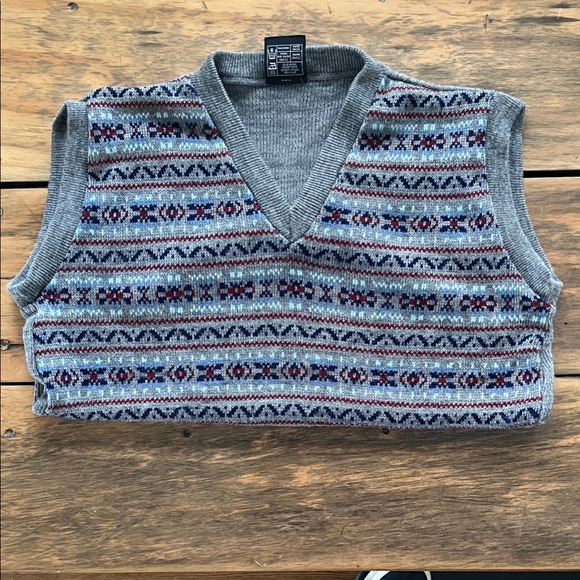 Men's V-Neck Sweater with Multicolor Pattern - Picture 3 of 4